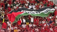 صورة لجماهير المغرب ترفع العلم الفلسطيني في المدرجات- موركو نيوز وورلد