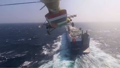 عملية إنزال الحوثي على سفينة مملوكة لإسرائيلي في البحر الأحمر- الناطق باسم الحوثيين