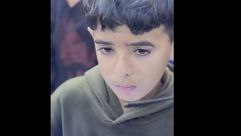 طفل يحمل شقيقه الشهيد في غزة- إكس