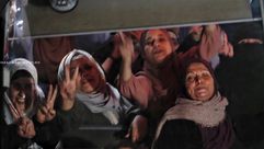 الأسيرات يرفعن شارات النصر لحظة خروجهن من سجون الاحتلال- إكس