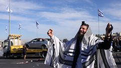حاخام إسرائيلي يؤدي صلوات في مكان عملية القدس- جيتي
