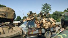 أفريقيا الوسطى - بانغي - جنود تشاديون يمرون بسيارتهم امام جنود فرنسيين  10-1-2014 (أ ف ب)
