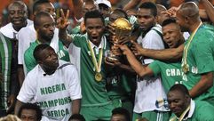 لاعبو المنتخب النيجيري يحتفلون بحصولهم على كأس أمم أفريقيا 2013 - ا ف ب