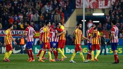 لاعبو برشلونة واتلتيكو مدريد يتبادلون التحية بعد انتهاء المباراة في 11 كانون الثاني/يناير 2014