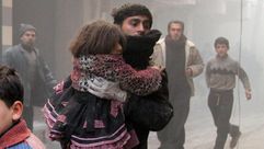 طفلة - إنقاذ من حت الأنقاض بعد قصف الطائرات - حي المرجة - حلب - سورية 23-12-2013 (الأناضول)