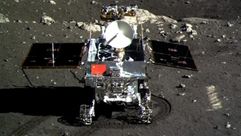 لقطة عن التلفزيون الصيني تظهر مركبة "أرنب اليشم" على سطح القمر
