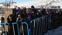 لاجئون سوريون أمام مكاتب مفوضية اللاجئين في مخيم عرسال في البقاع 15-12-2013 - أ ف ب