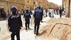 غرداية -الجزائر : رجال الشرطة يفصلون بين طرفي المواجهة