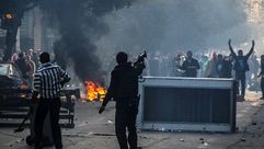 أحد عناصر الأمن المصري يطلق الرصاص على متظاهرين بالقاهرة - الأناضول