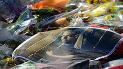 صورة لبول ووكر وزهور تكريما له في موقع الحادث في سانتا كلاريتا في 8 كانون الاول/ديسمبر 2013