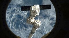 صورة من وكالة ناسا لكبسولة سبيايس اكس دراغون في محطة الفضاء الدولية في 3 آذار/مارس 2014