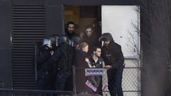 الأمن الفرنسي يخلي المنطقة المحيطة لمكان تواجد المسلحين - أ ف ب فرنسا