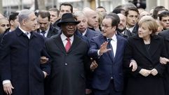 نتنياهو يزاحم الصفوف ليتقدم مسيرة باريس ضد الإرهاب ـ أ ف ب