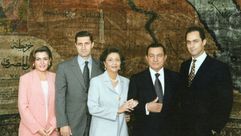 سوزان مبارك مع حسني مبارك وجمال وعلاء - أ ف ب