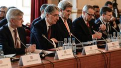 وزير الخارجية البريطاني فيليب هاموند إلى جانب وزير الخارجية الأمريكي جون كيري في مؤتمر التحالف ـأف ب