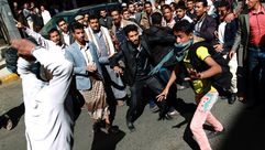 الحوثيون يعتدون على متظاهرين ضدهم في صنعاء ـ أ ف ب