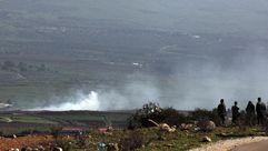 جنود إسرائيليون يتابعون قصف المدفعية للقرى اللبنانية الجنوبية - الأناضول