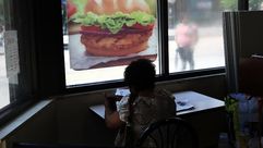 سيدة تأكل في مطعم للوجبات السرية في بروكلين بنيويورك في 11 حزيران/يونيو 2013