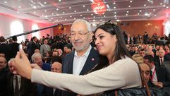 جمهور نداء تونس تدافع لالتقاط صور مع الغنوشي-فيس بوك