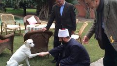 مستشار السيسي يصافح كلبا- فيس بوك