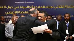وزير الخارجية المصري شكري يعانق وزير الخارجية الأثيوبي ـ أ ف ب