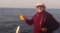 أمير الكويت يصطاد الأسماك
