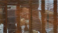 مبارك يشرب القهو خلال جلسة محاكمة - صحيفة المصري اليوم