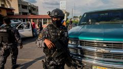 عناصر من قوة النخبة في شرطة ولاية جاليسكو المكسيكية يقومون بدورية تفتيش اثناء عملية امنية في جاماي، 