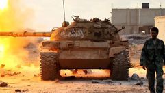 دبابة للجيش الوطني الليبي خلال القتال ضد الجهاديين على مشارف بنغازي