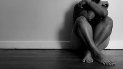 نساء يتعرضن للعنف المنزلي