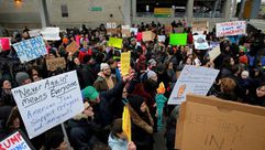 جانب من الاحتجاجات ضد قرارات ترامب مطار جون كينيدي