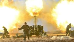 عناصر من الحشد الشعبي يطلقون النار على مواقع تنظيم الدولة في الموصل - رويترز