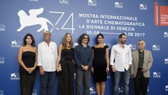 المخرج اللبناني الفرنسي زياد دويري متوسطا أبطال فيلمه "قضية رقم 23" الممثلين كميل سلامة وعادل كرم ور
