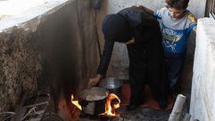 سورية في دوما تعد الطعام - أ ف ب