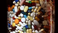 صورة ملتقطة في الخامس عشر من كانون الثاني/يناير 2012 لأقراص من أدوية مختلفة في فرنسا