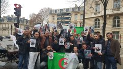 الجزائر  متظاهرون  (عربي21)