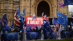 معارضون لخروج بريطانيا من الاتحاد الأوروبي يتظاهرون أمام البرلمان - جيتي