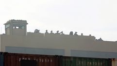 القوات الأمريكية تقف على حراسة على سطح السفارة الأمريكية في العاصمة العراقية بغداد - جيتي