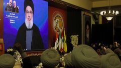 أنصار حزب الله يشاهدون زعيم الحركة حسن نصر الله يلقي خطابا  - أ ف ب