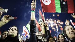 الليبيون يحتفلون عقب إعلان تحرير البلاد في ميدان الشهداء في طرابلس 2011 - جيتي