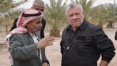 ملك الأردن في حوار مع أحد سكان منطقة وادي عربة- الديوان الملكي