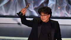 المخرج الكوري الجنوبي بونغ جون-هو لدى تسلمه جائزة أوسكار عن أفضل فيلم دولي لعمله "باراسايت" على مسرح