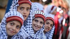 ما زالت الأجيال الفلسطينية المتعاقبة متمسكة بالكوفية