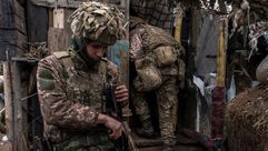 قوات أوكرانية تستعد بمواقعها على الحدود مع روسيا- جيتي