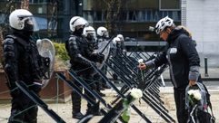 عناصر في الشرطة البلجيكية خلال تظاهرة لمناهضي اللقاح المضاد لكوفيد-19 في بروكسل في 19 كانون الأول/دي