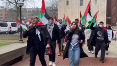 الطلبة طافوا محيط الجامعة وهم يهتفون لفلسطين- تويتر