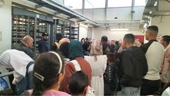 فلسطين عائلات و ذوو اسرى خلال زيارتهم في المعتقل- عربي21