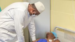الرئيس السنغالي يطمئن على أحد مصابي الحادث- الرئاسة السنغالية