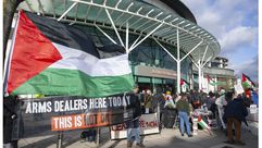 احتجاج على معرض عسكري في لندن بسبب "إسرائيل" الانضاول