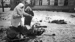امرأتان تجمعان بقايا حصان ميت خلال حصار لينينغراد عام 1941- رير هيستوريكال فوتو